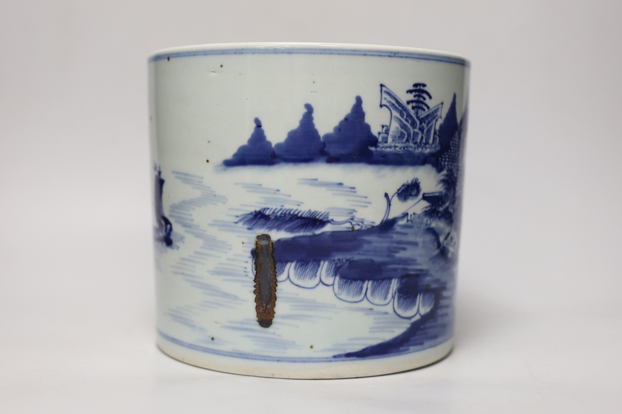 A Chinese blue and white brushpot, 17.5cm high